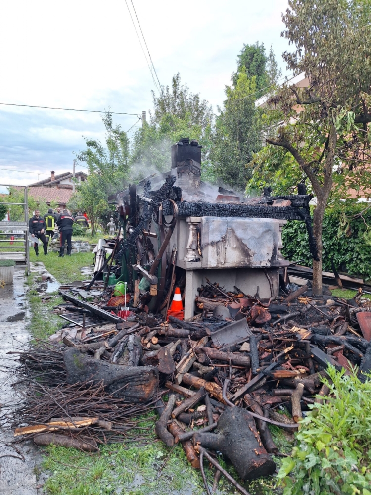 INCENDIO A PIANEZZA - Forno in fiamme nel giardino di un'abitazione - FOTO