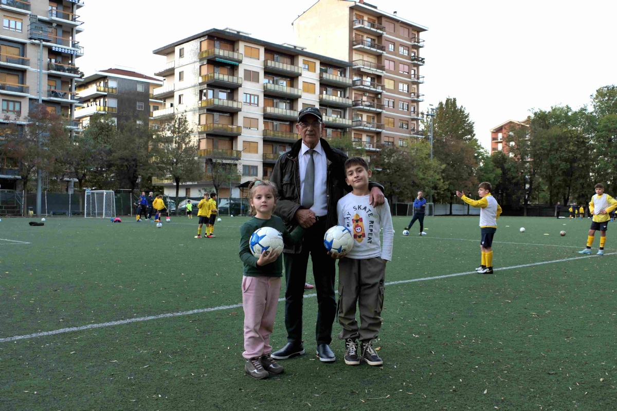 COLLEGNO - L'imprenditore Luigi Musarò dona 30 palloni ai ragazzi del Collegno Paradiso - FOTO