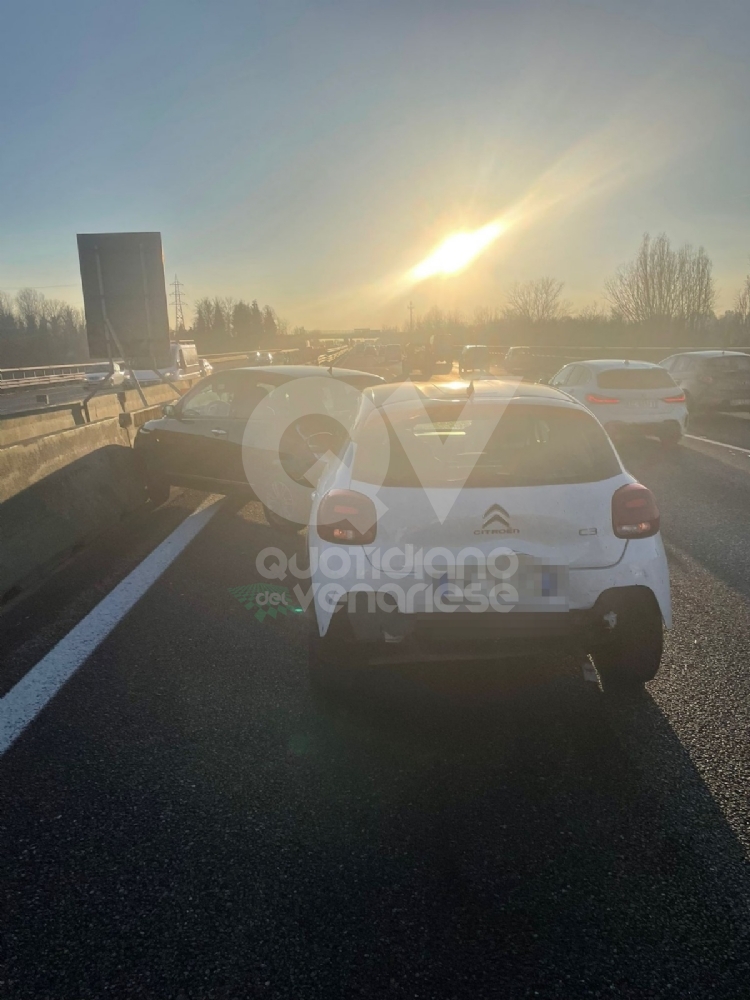 INCIDENTE IN TANGENZIALE A COLLEGNO - Scontro fra tre auto, due persone ferite - FOTO