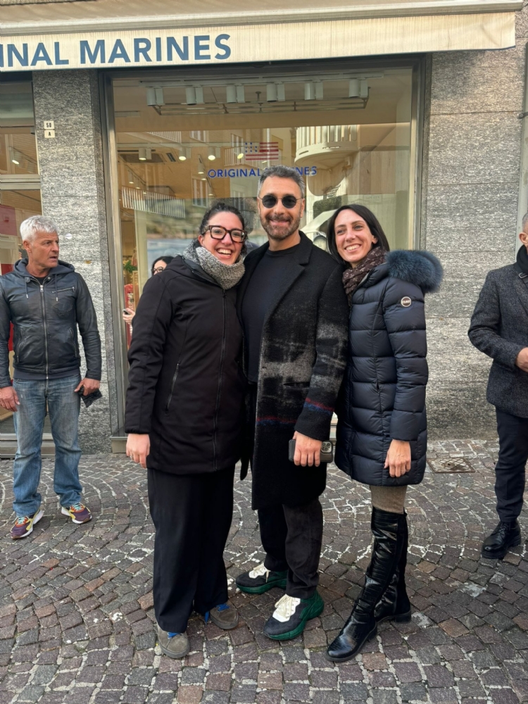 RIVOLI - Tutti pazzi per Raoul Bova: video, selfie e fotografie durante la giornata rivolese - FOTO