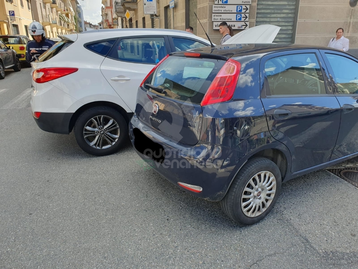 INCIDENTE A VENARIA - Tamponamento fra due auto, due feriti: uno è di ROBASSOMERO - FOTO