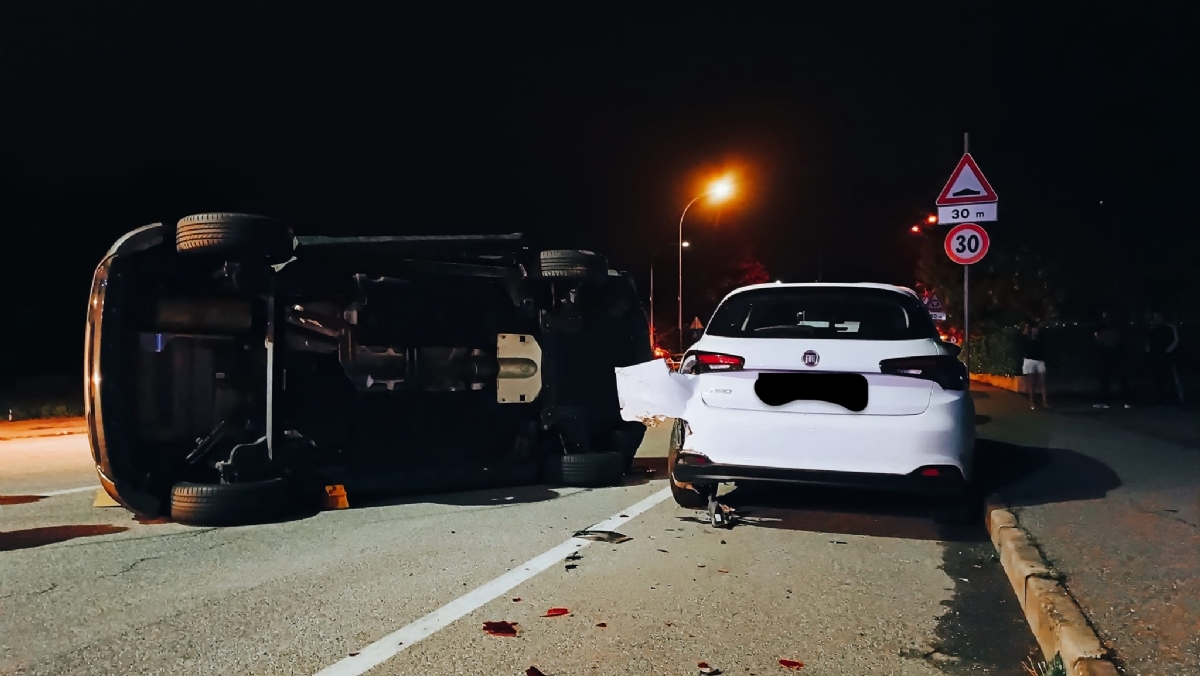 INCIDENTE A PIANEZZA - Spunta un animale e perde il controllo dell'auto, che si ribalta - FOTO