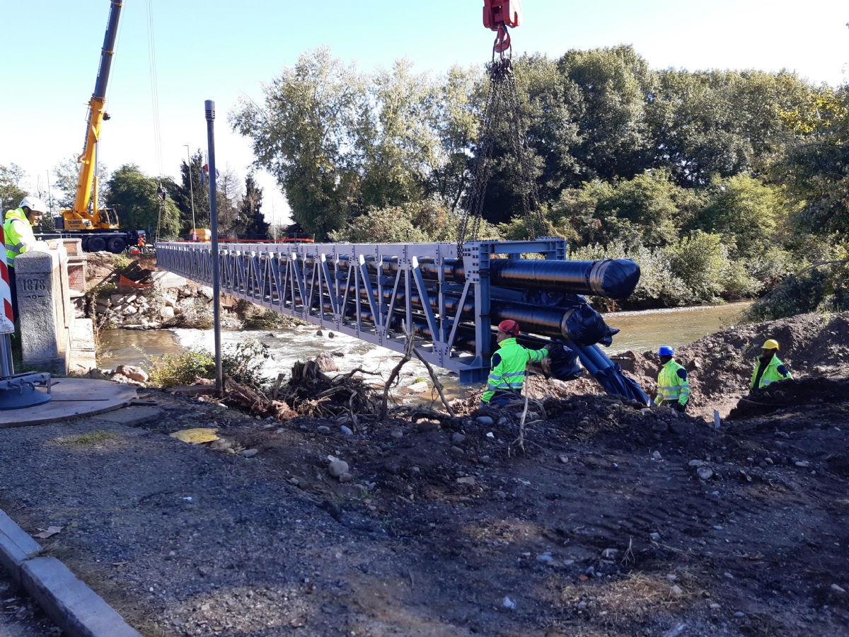 VENARIA - Nuovo ponte sul Ceronda: posizionato il traliccio provvisorio per i sottoservizi - FOTO