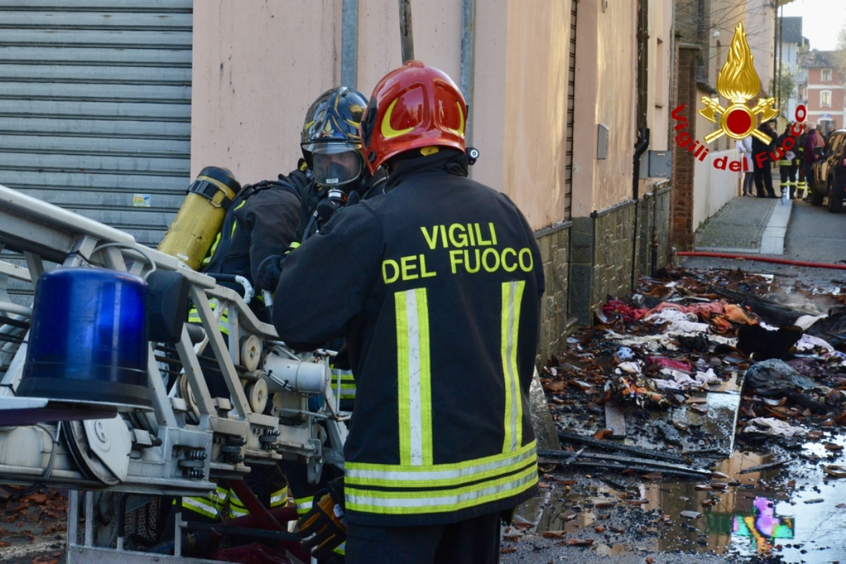 INCENDIO A MATHI - In un alloggio in via Caporossi: mamma e tre figli scappano in tempo - FOTO E VIDEO