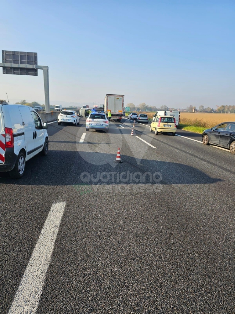 INCIDENTE IN TANGENZIALE - Auto si ribalta dopo lo scontro: una persona ferita - FOTO