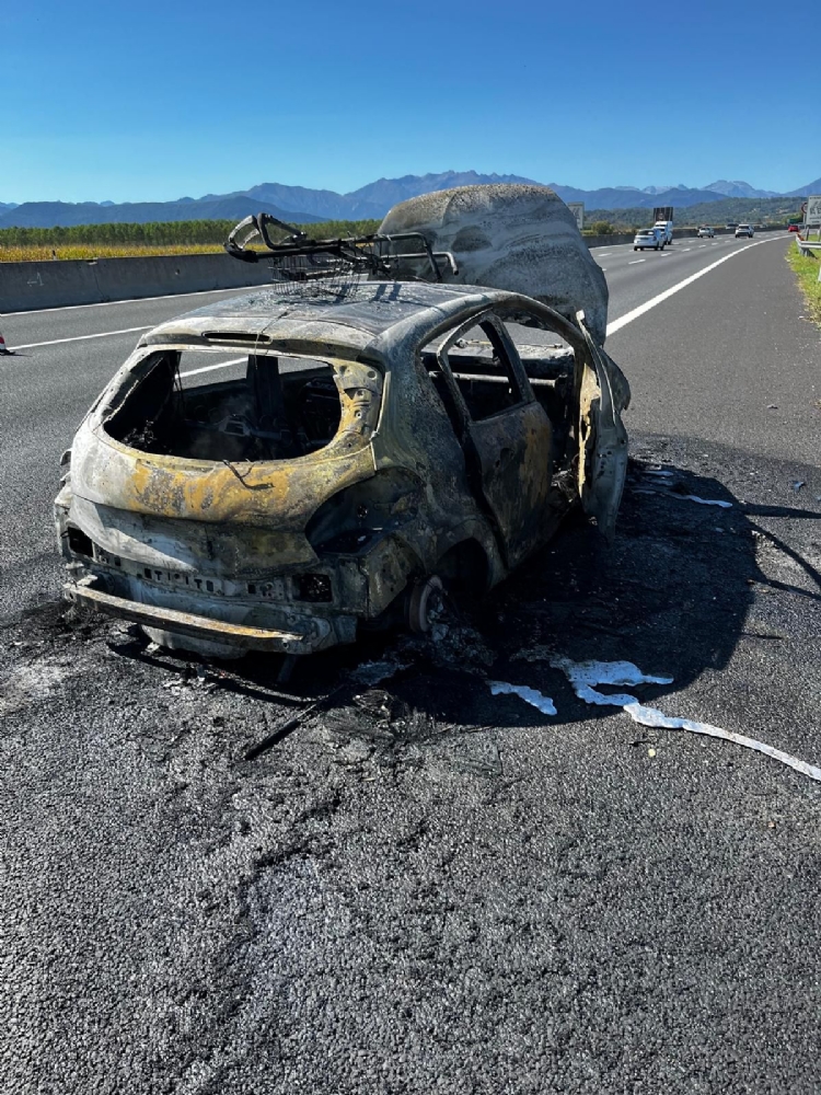 RIVOLI - Auto divorata dalle fiamme: paura in tangenziale - FOTO