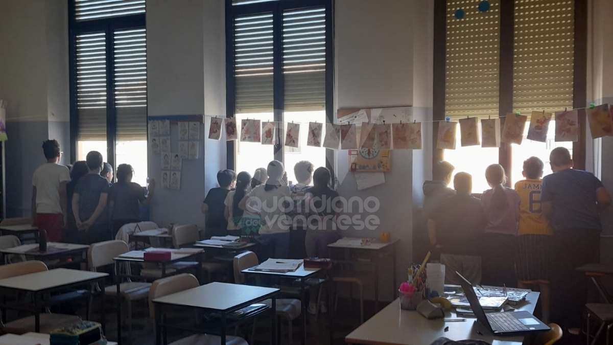 VENARIA - Si stacca una lamiera da un palazzo: gli alunni della primaria danno l'allarme - FOTO