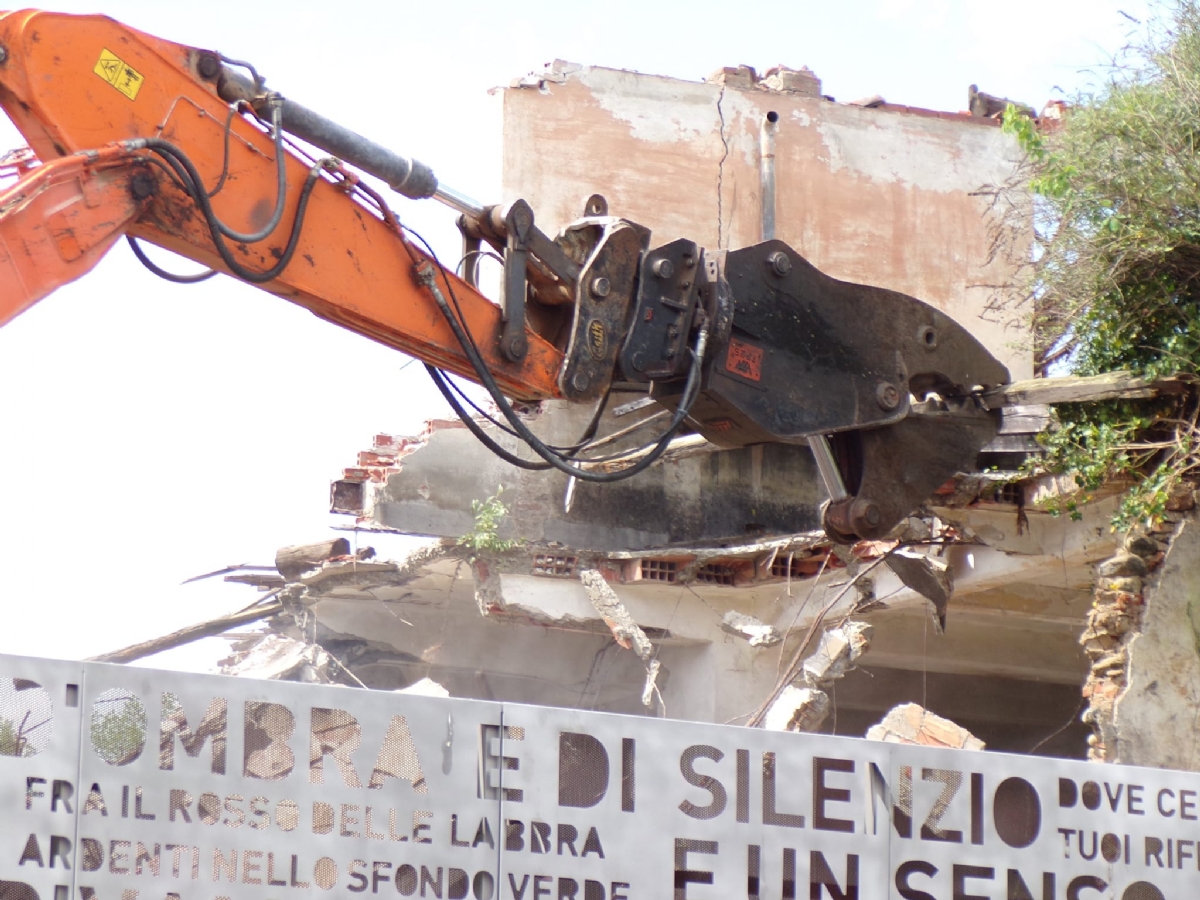 VENARIA - Iniziata la demolizione dell'ex caserma Beleno - FOTO