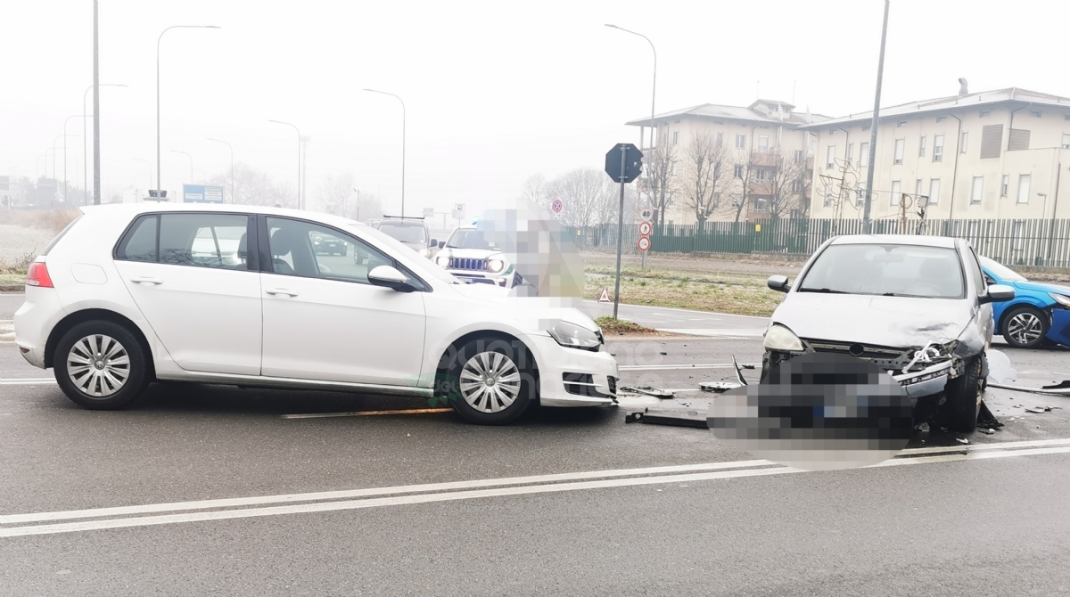 INCIDENTE A VENARIA - Scontro fra tre auto, disagi al traffico - FOTO