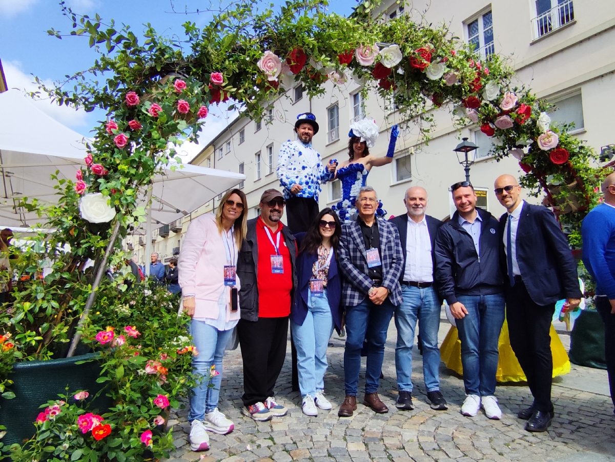 VENARIA - Bagno di folla per la ventesima edizione della «Festa delle Rose» - FOTO