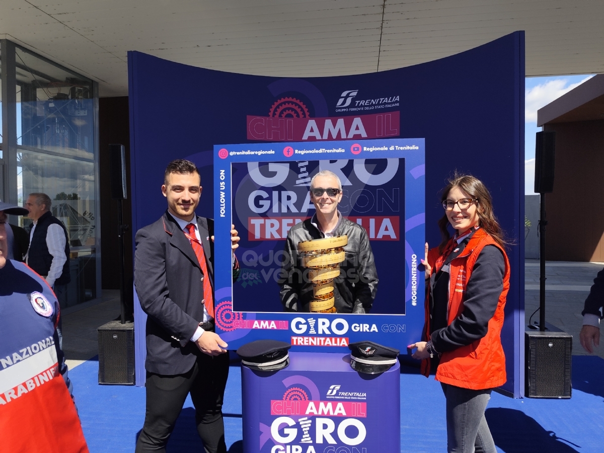 GIRO D'ITALIA - Il «Trofeo senza fine» è arrivato a Venaria: a consegnarlo Martina Colombari - FOTO E VIDEO