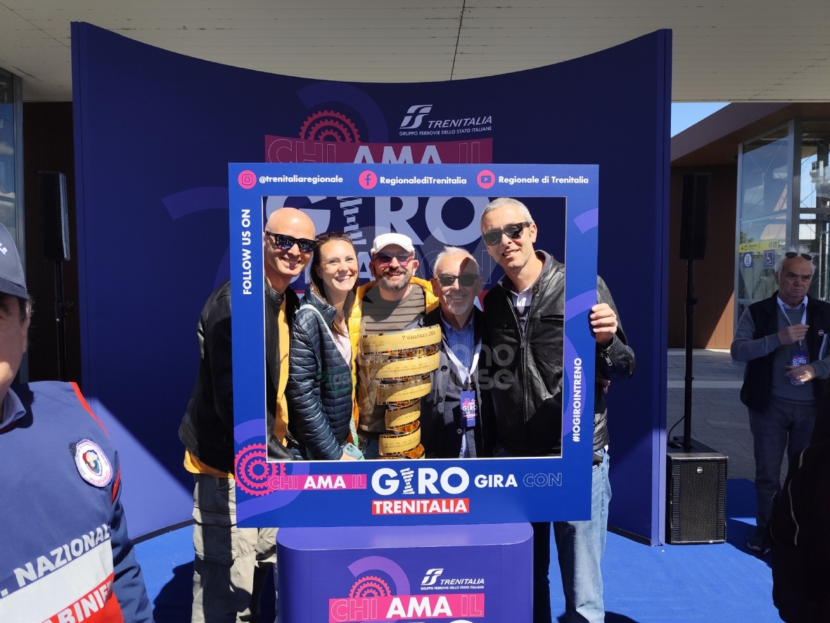 GIRO D'ITALIA - Il «Trofeo senza fine» è arrivato a Venaria: a consegnarlo Martina Colombari - FOTO E VIDEO