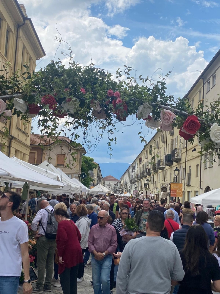 VENARIA - Bagno di folla per la ventesima edizione della «Festa delle Rose» - FOTO