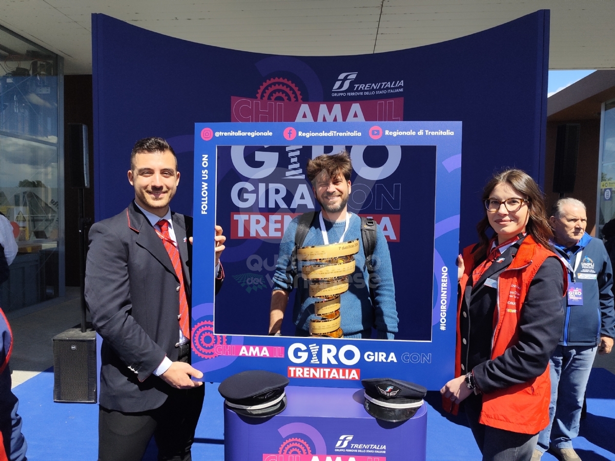 GIRO D'ITALIA - Il «Trofeo senza fine» è arrivato a Venaria: a consegnarlo Martina Colombari - FOTO E VIDEO