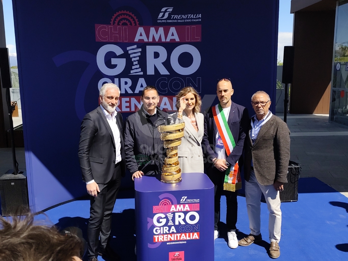 GIRO D'ITALIA - Il «Trofeo senza fine» è arrivato a Venaria: a consegnarlo Martina Colombari - FOTO E VIDEO