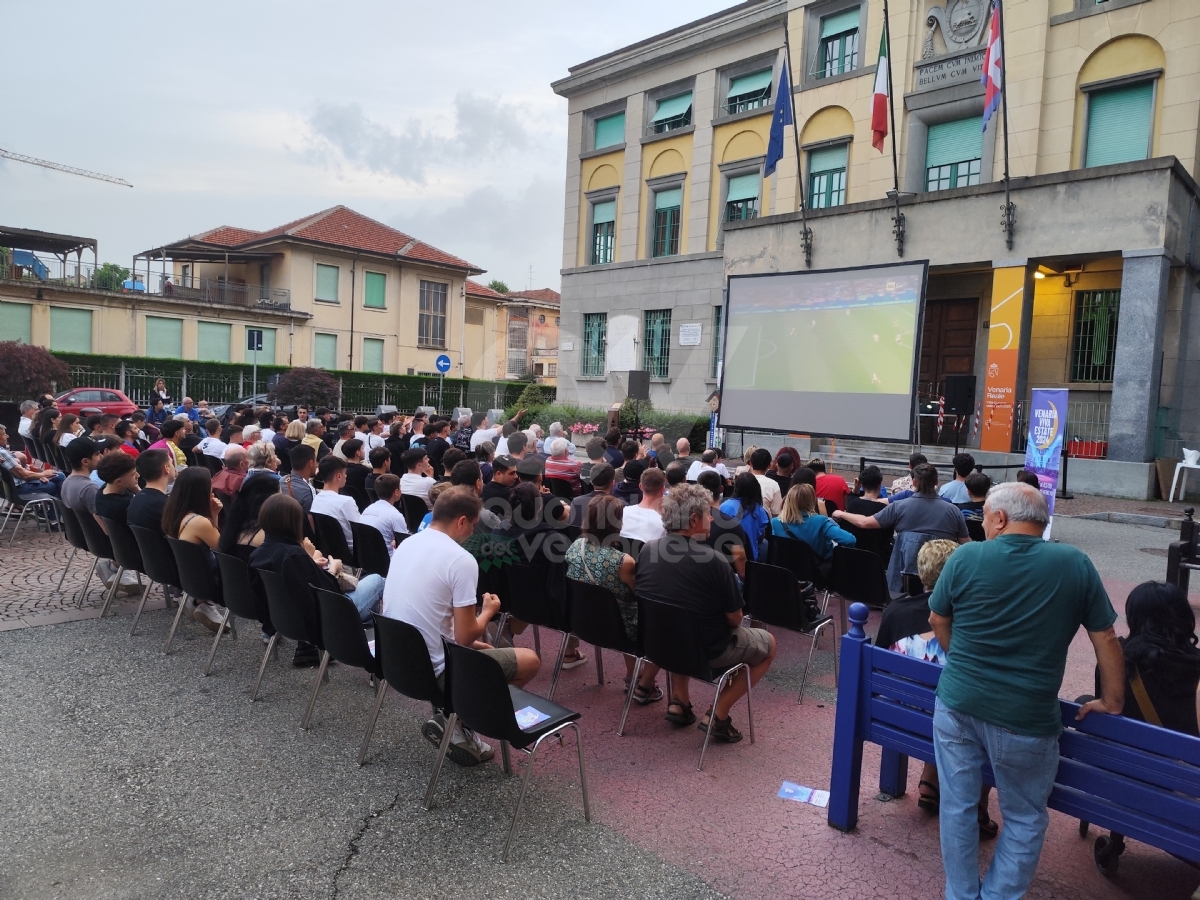 VENARIA - Oltre 250 persone per vedere l'Italia davanti al maxischermo - FOTO