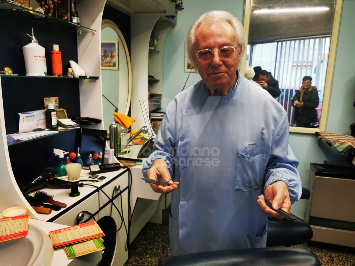 VENARIA - Gli ultimi tagli di Calogero, lo storico parrucchiere: dopo 60 anni chiude l'attività - FOTO