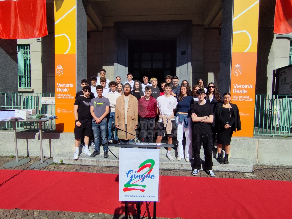 VENARIA - Festa della Repubblica: consegnate le Costituzioni ai neo 18enni - FOTO