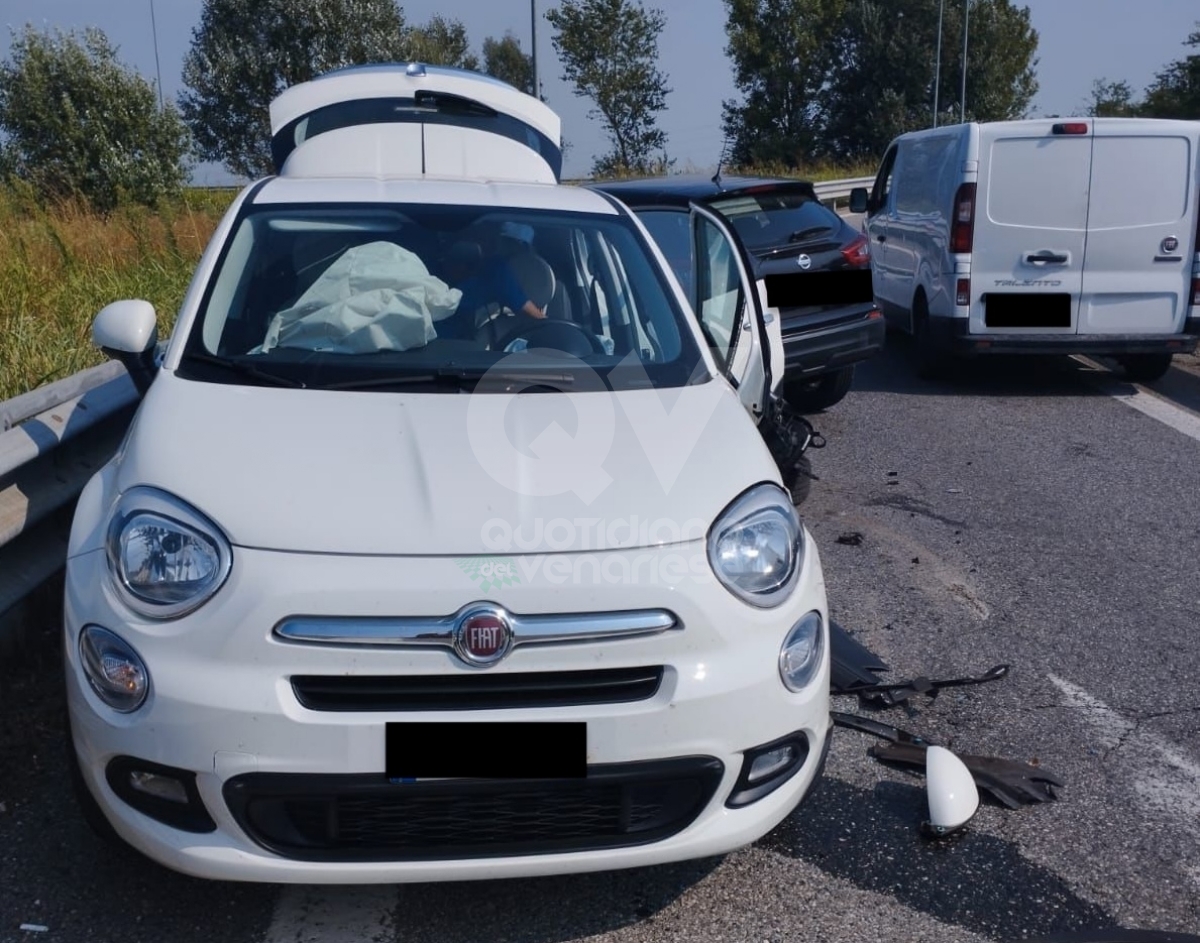 INCIDENTE IN TANGENZIALE A COLLEGNO - Scontro fra due auto allo svincolo: tre feriti - FOTO