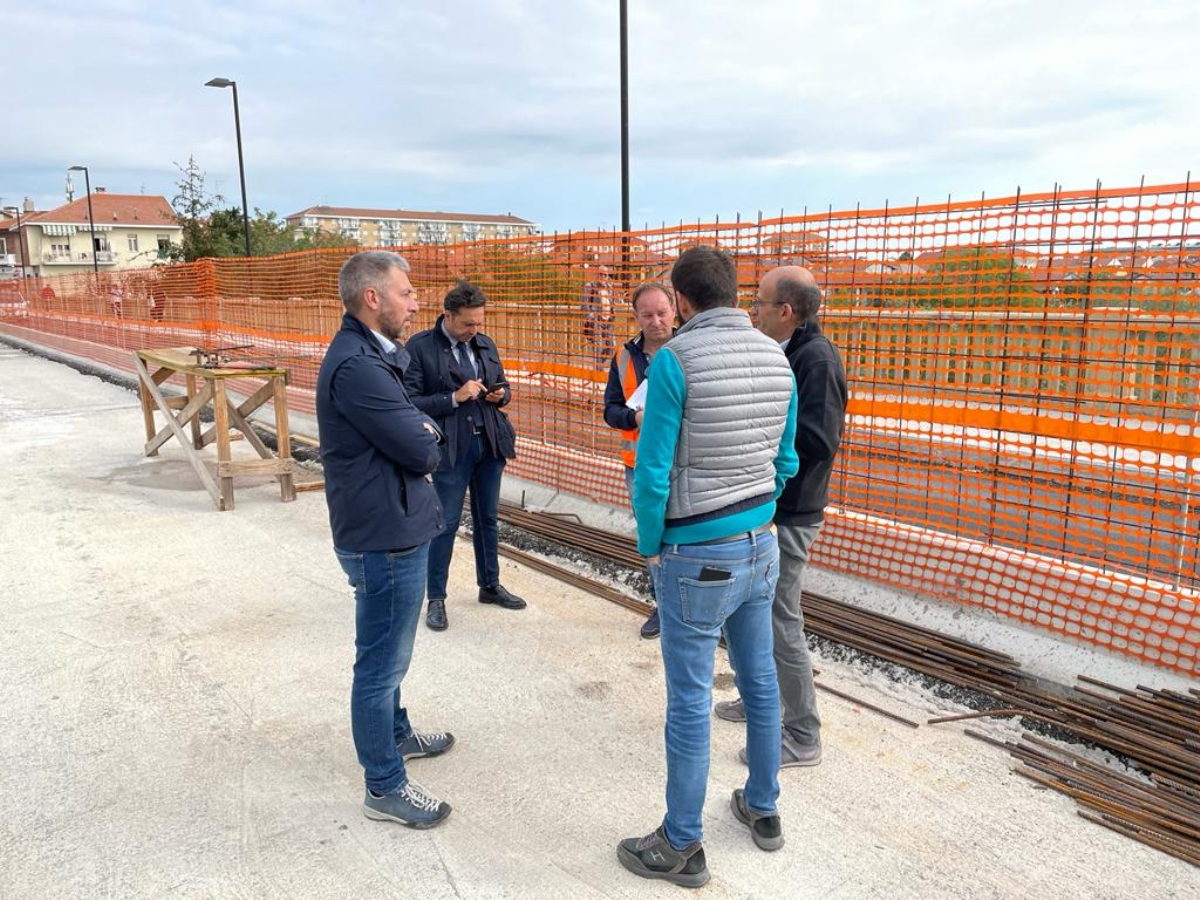 ALPIGNANO - Il Ponte Nuovo riapre a metà novembre. In arrivo parapetti o reti sporgenti anti suicidi