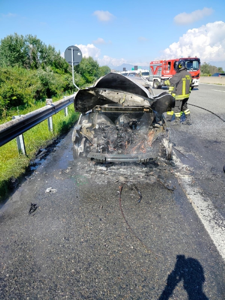 INCIDENTE IN TANGENZIALE A BORGARO - Auto prende fuoco mentre è in marcia - FOTO