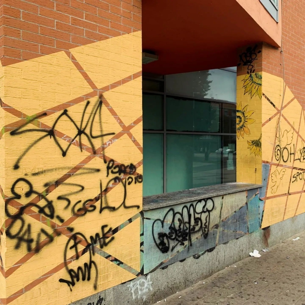 VANDALI AD ALPIGNANO - Imbrattato il «Muro della Metamorfosi», arredi e muri della stazione - FOTO