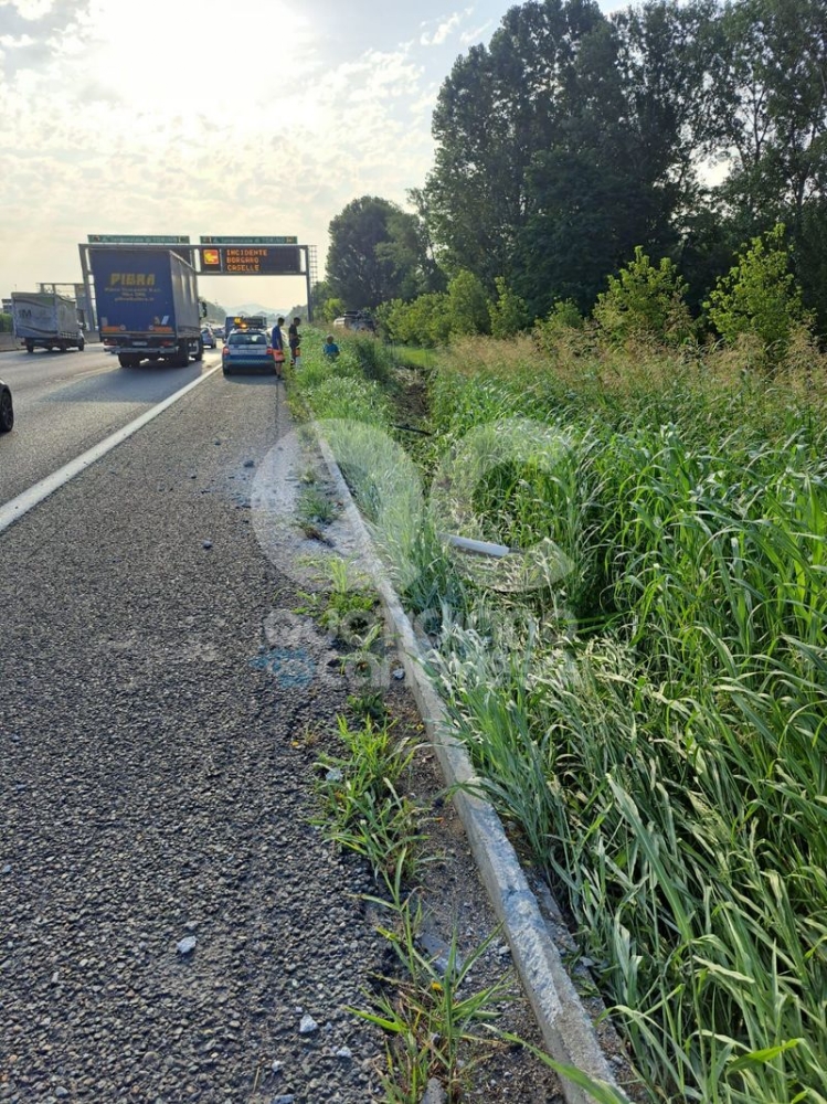 INCIDENTE IN TANGENZIALE A BORGARO - Camion spurgo finisce fuori strada: code e disagi - FOTO