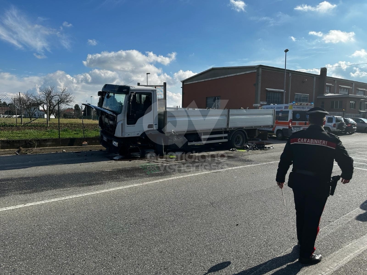 ALPIGNANO - Auto contro camion nella zona industriale: ferita una donna - FOTO