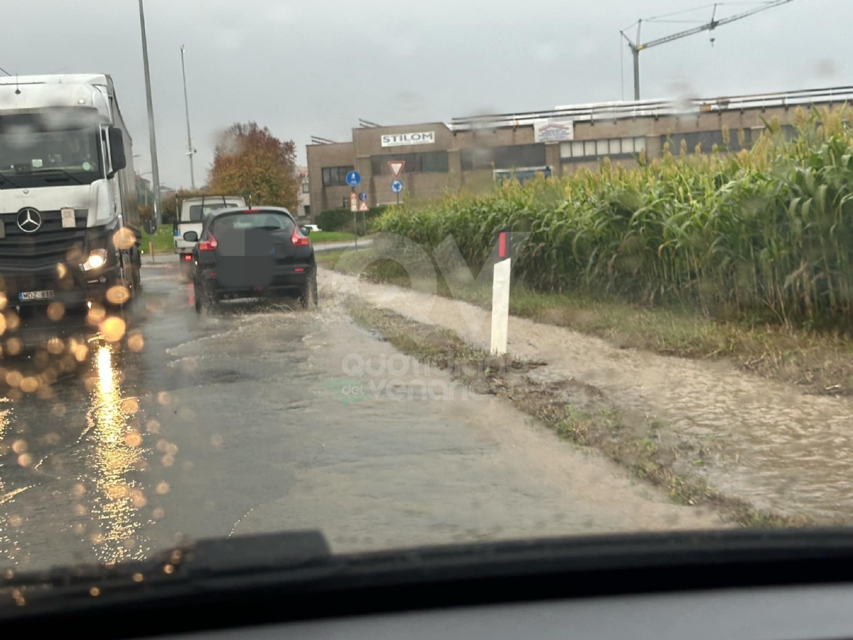 MALTEMPO - Torna la pioggia: disagi, strade allagate e rallentamenti al traffico - FOTO