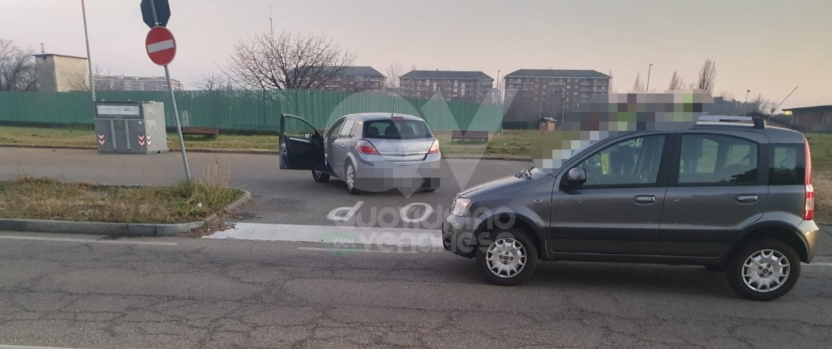 INCIDENTE A VENARIA - Entra contromano nel parcheggio e colpisce un'altra auto - FOTO