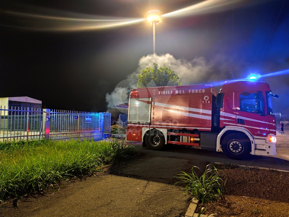 INCENDIO A VENARIA - Fiamme in un container dell'ecocentro: lungo lavoro per i Vigili del Fuoco - FOTO