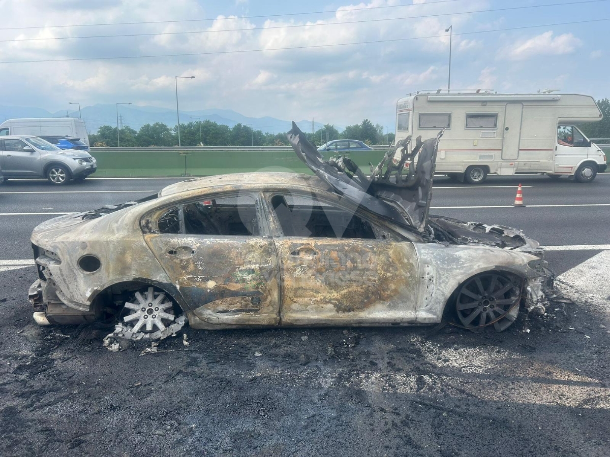 INCIDENTI IN TANGENZIALE A BORGARO, VENARIA, COLLEGNO E RIVOLI - Code, un'auto in fiamme e un ferito - FOTO