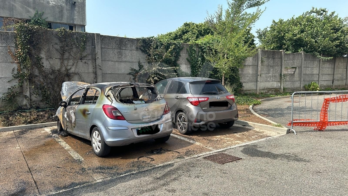 INCENDIO A VENARIA - Auto in fiamme nel parcheggio del Polo Sanitario: meccanico ustionato - FOTO