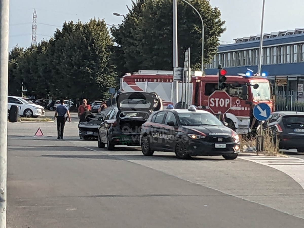 INCIDENTE A GRUGLIASCO - Scontro fra due auto, una si ribalta: due persone ferite