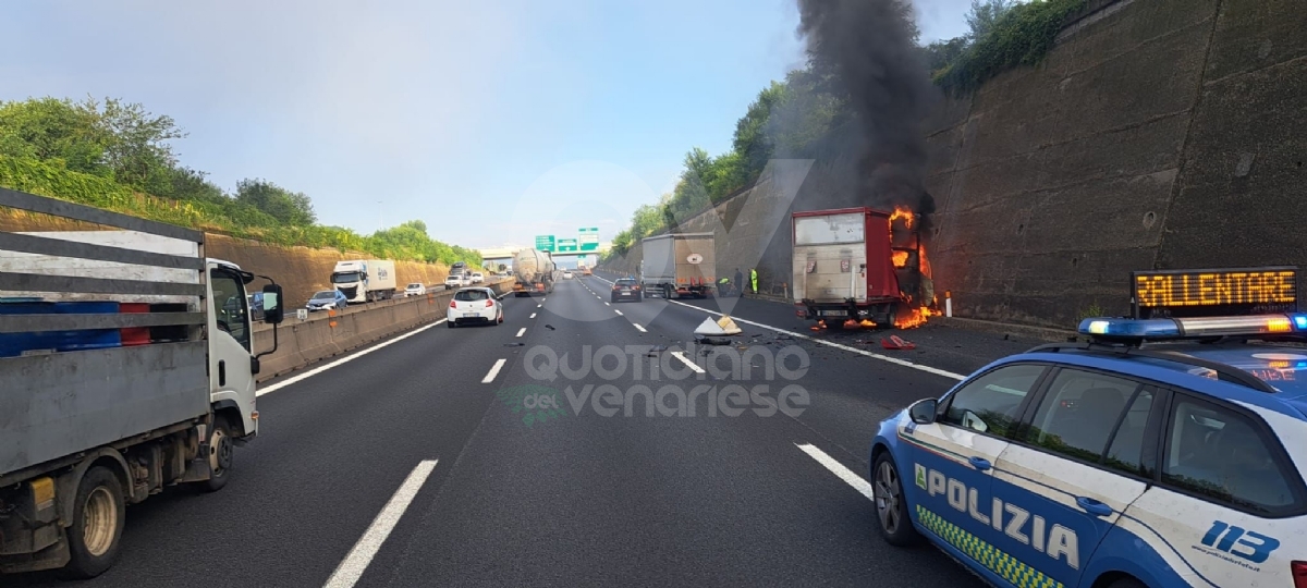 INCIDENTI IN TANGENZIALE - Diversi tamponamenti: furgone prende fuoco, grave conducente - FOTO