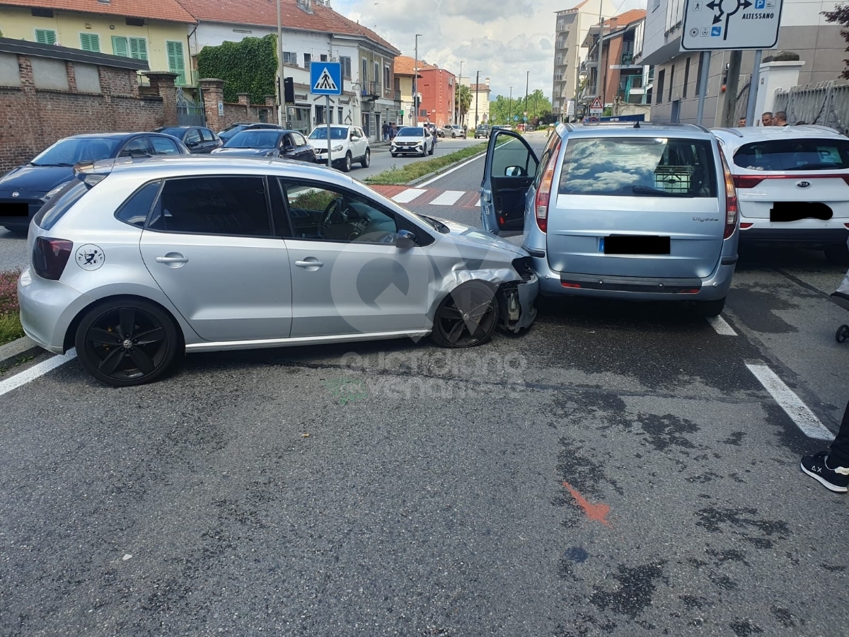 INCIDENTE A VENARIA - Scontro fra due auto, un uomo ferito e ricoverato in ospedale - FOTO