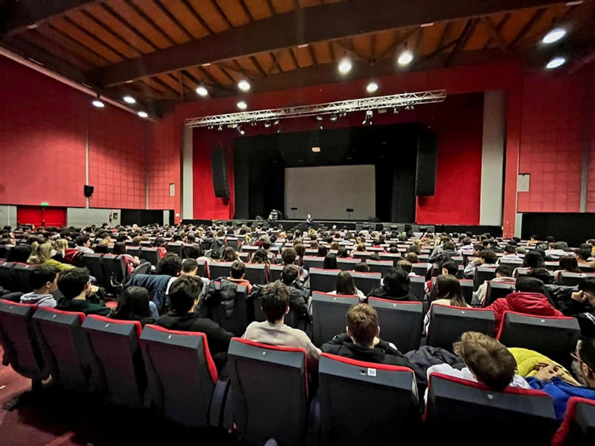 VENARIA - Giorno della Memoria: piantato un ulivo nella scuola Don Milani - FOTO