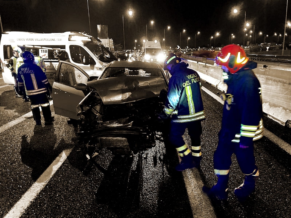 INCIDENTE IN TANGENZIALE A RIVOLI - Sbalzato fuori dall'abitacolo: 42enne dovrà essere operato - FOTO