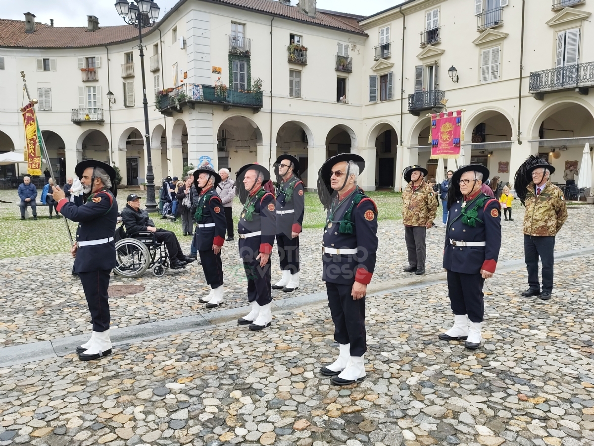 VENARIA - Concerto «inaspettato» della Fanfara dei Bersaglieri di Abbiategrasso dopo la gita in Reggia - FOTO E VIDEO