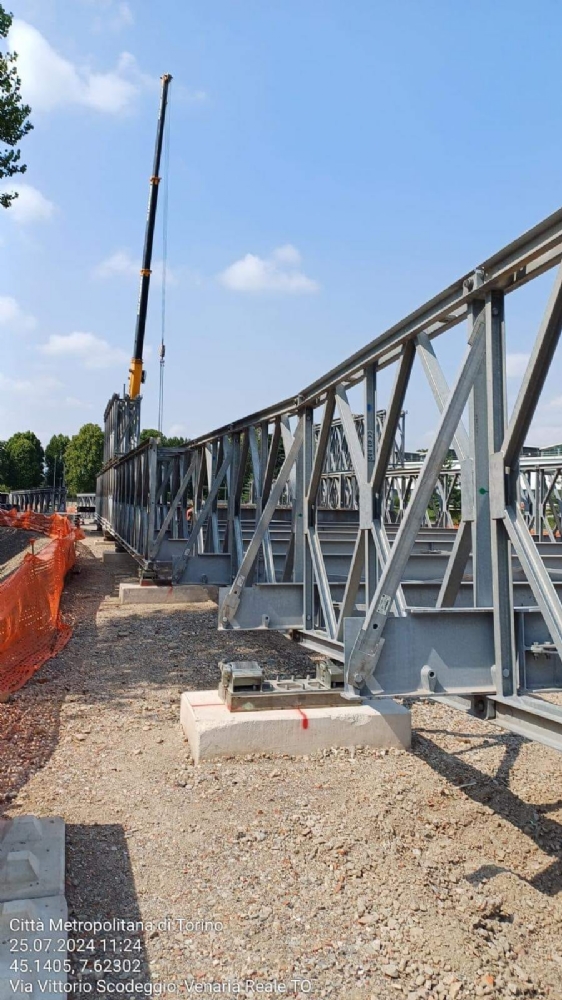 VENARIA - Posizionato il ponte provvisorio sul Ceronda in «sostituzione» del Castellamonte - FOTO