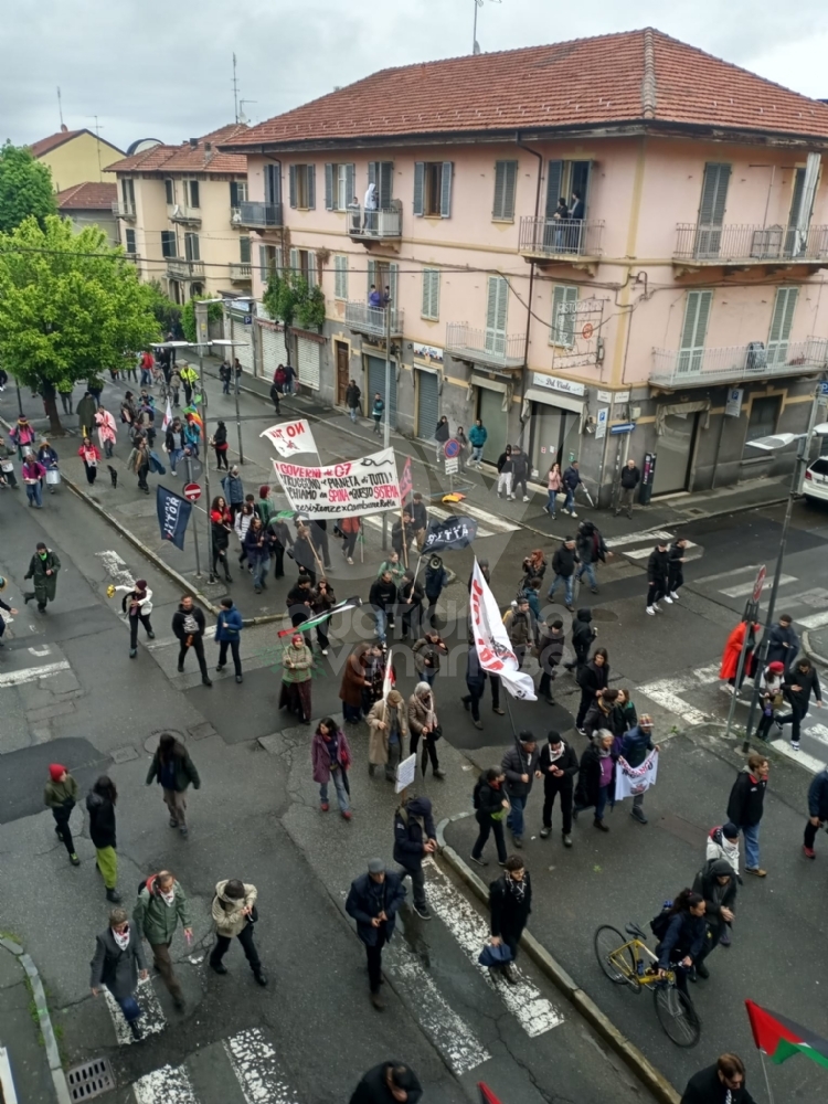 G7 A VENARIA - Manifestanti bruciano i volti dei capi di Stato e una bandiera americana - FOTO e VIDEO