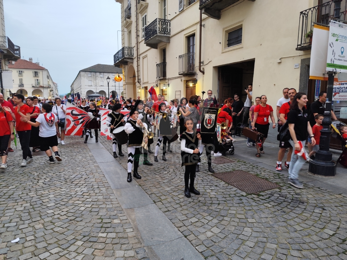 VENARIA - In centro la grande sfilata per i «Giochi Giovanili della Bandiera» - FOTO