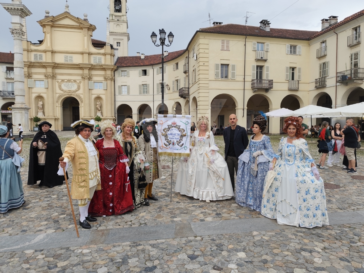 VENARIA - In centro la grande sfilata per i «Giochi Giovanili della Bandiera» - FOTO