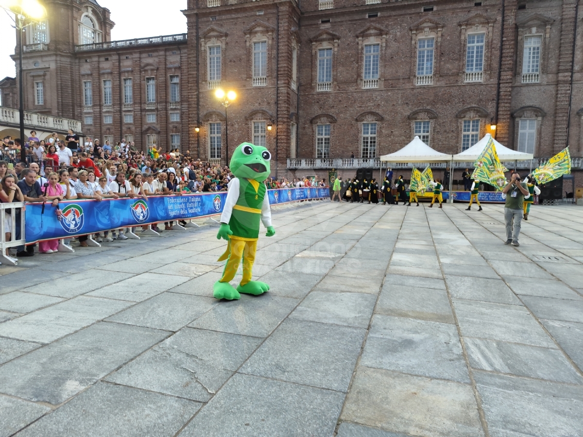 VENARIA - In centro la grande sfilata per i «Giochi Giovanili della Bandiera» - FOTO