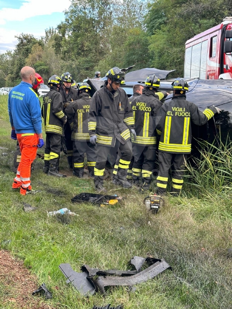 INCIDENTE A ROBASSOMERO - Auto finisce fuori strada: conducente ferito, cane morto - FOTO