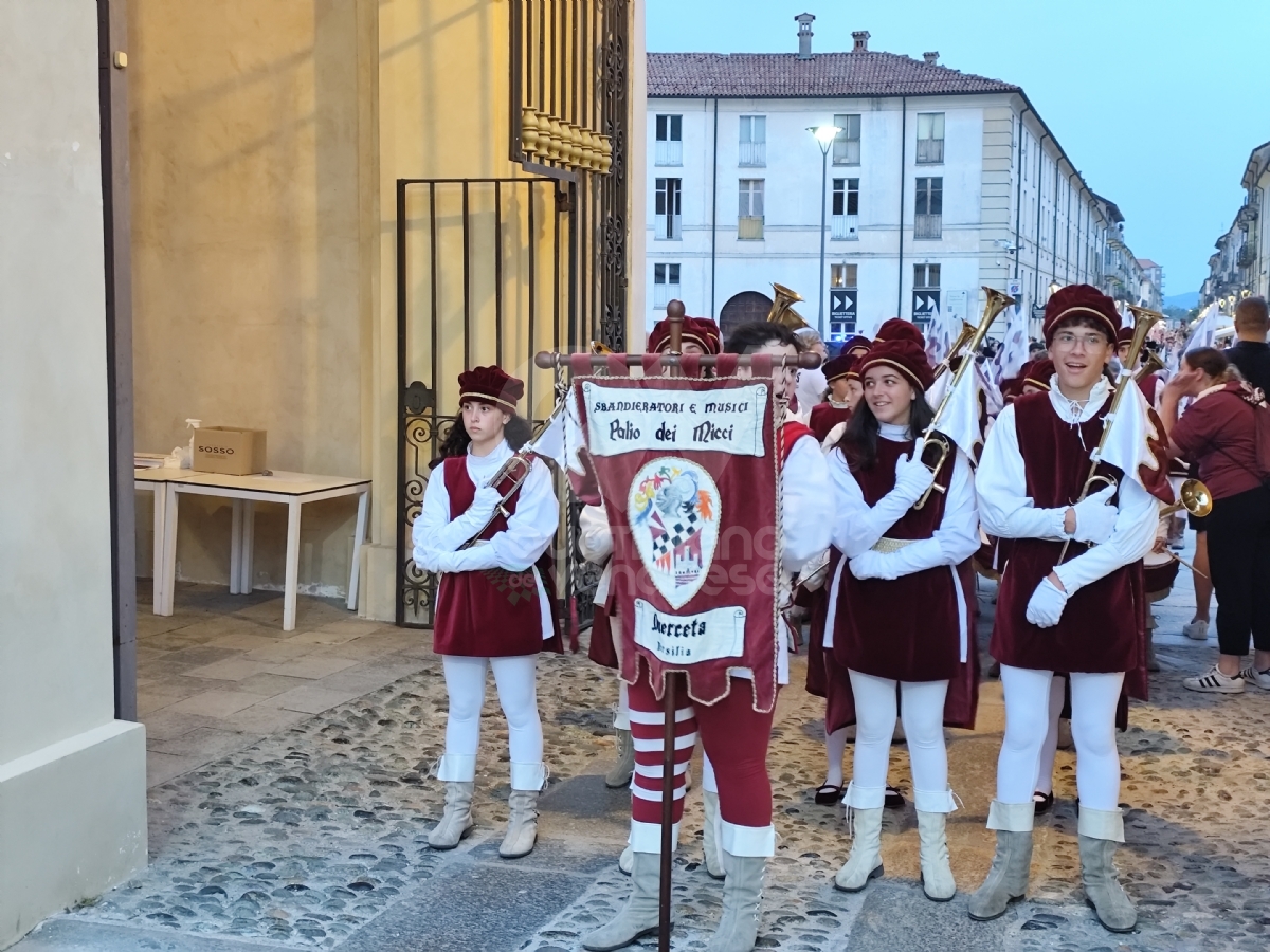 VENARIA - In centro la grande sfilata per i «Giochi Giovanili della Bandiera» - FOTO