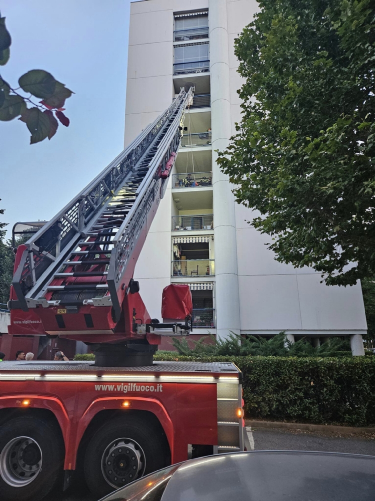 INCENDIO A RIVOLI In via Gatti: alloggio prende fuoco, 25 persone evacuate - FOTO