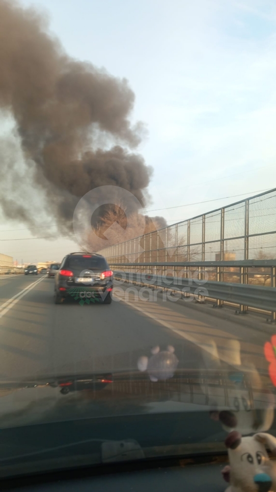 INCENDIO TRA TORINO, SAVONERA E VENARIA - A fuoco dei rifiuti: colonna di fumo visibile a distanza - FOTO