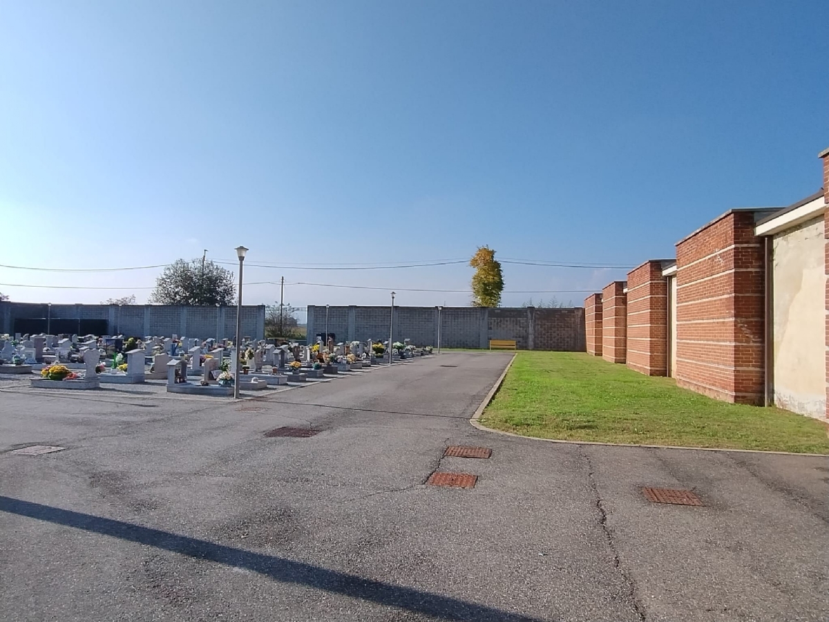 VENARIA - Nei cimiteri della Reale arrivano 32 nuove panchine - FOTO