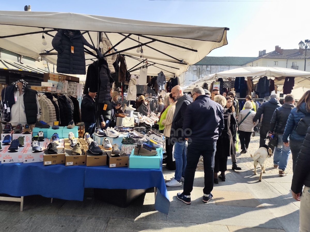 VENARIA - Centro gremito per il mercato del «Crocetta Più in Tour» - FOTO